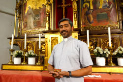 Pater Jino präsentiert das versiegelte Kästchen mit den Reliquien der Heiligen Anna, der Mutter Mariens, und des Heiligen Sebastian, die während des Festhochamts wieder in den Hochaltar eingesetzt werden. (Foto: Eberhard Thomas Müller)